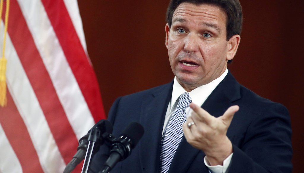 El gobernador de Florida, Ron DeSantis, responde a las preguntas de los medios tras su discurso sobre el Estado del Estado, el 7 de marzo de 2023, en el Capitolio estatal en Tallahassee, Florida. (AP)